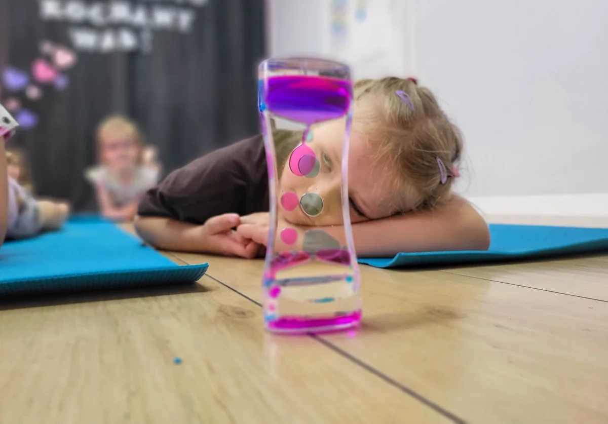 Dziecko podczas zajęć sensorycznych w Oleńce