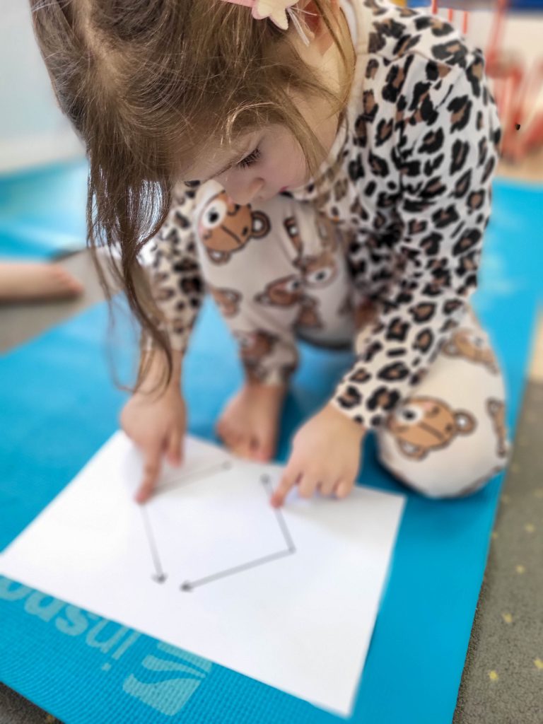Dziecko podczas zajęć edukacyjnych w Oleńce